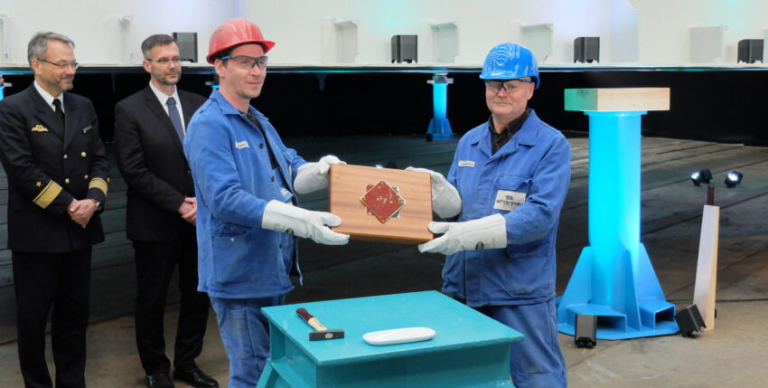 Schiffbauer der NEPTUN Werft in Rostock bei der feierlichen Kiellegung des zweiten Betriebsstoffversorgers der Deutschen Marine