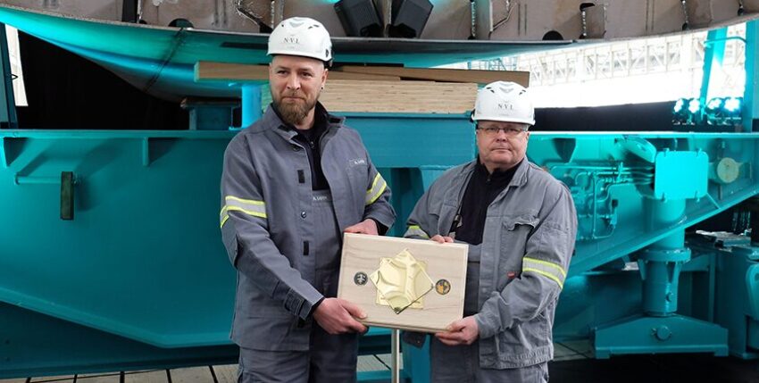 Shipyard employees Andre Loth and Heiko Schulz with the commemorative coin. Photo: hsc