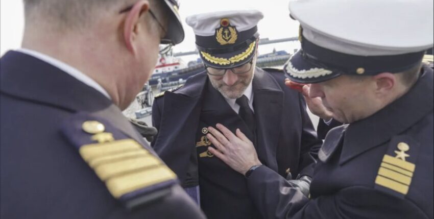 Change of command on the frigate "Hamburg". FK Hackstein handed over command to FK Timpf and pinned the commander's star on him. Photo: Bw/J.Rodewald