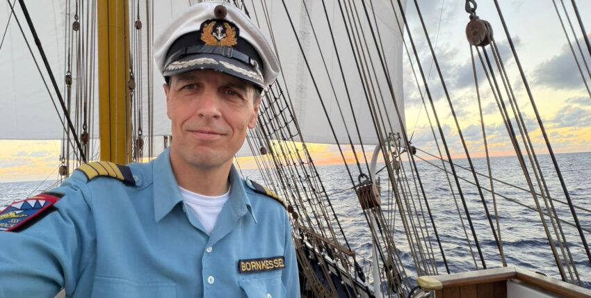 Kommandant Gorch Fock, Kapitän zur See Elmar Bornkessel, grüßt aus dem Atlantik