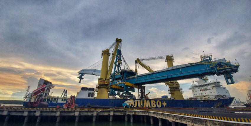 21-01-28 Jumbo mfo Jumbo Kinetic nimmt Schiffsbelader an Bord