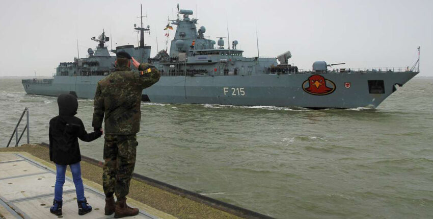 Admiral Kuchler begrüßt mit seinem Sohn die "Brandenburg"