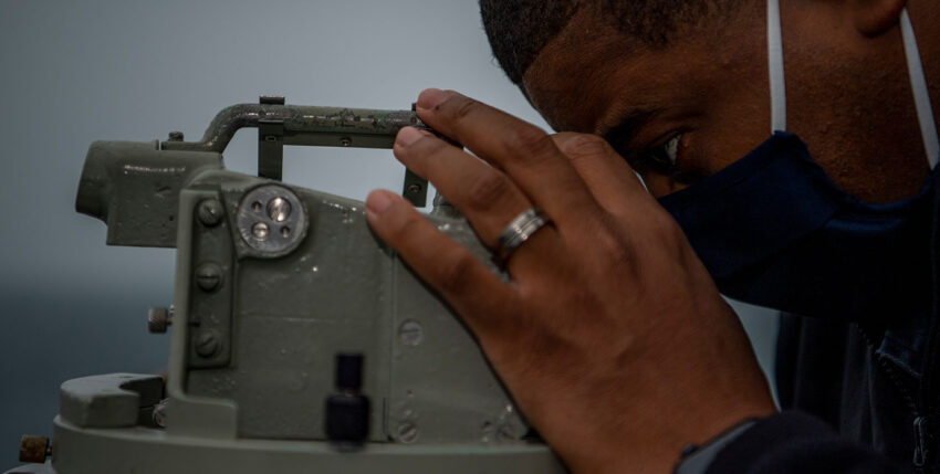 Commander Bralyn E. Cathey, Kommandant der USS John Finn am Peildiopter
