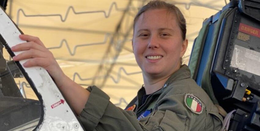 Die ersten Italienierin im Pilotensitz eines Marine-Jets: Erika Raballo