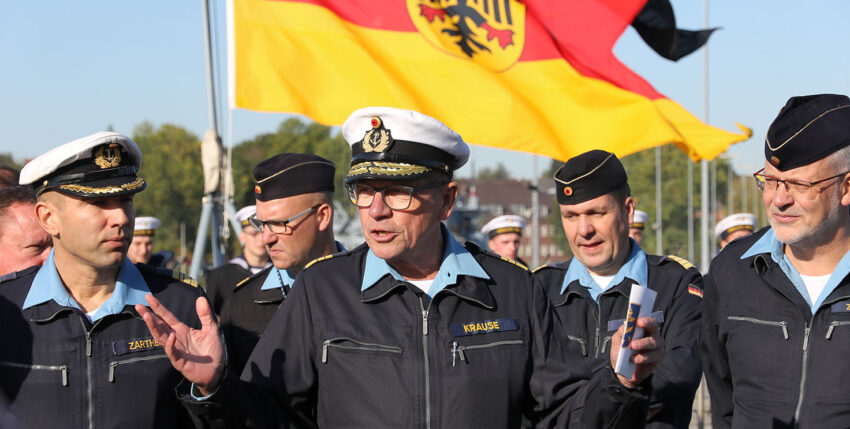 Vizeadmiral Andreas Krause im Kreis von Soldaten