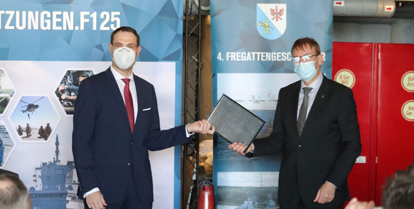 21-03-30 Übergabe SA 1 mfo Patrick Buggenthin (l.) übergibt die Papiere an Matthias Rohde