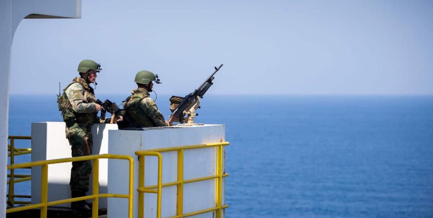 Niederländische Soldaten an Bord eines Handelsschiffes