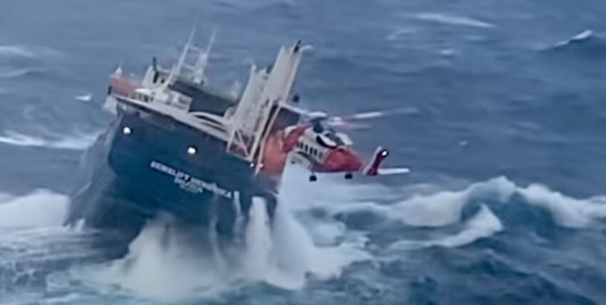 Bis zu 15 Meter hohe Wellen erschweren die Bergung erheblich