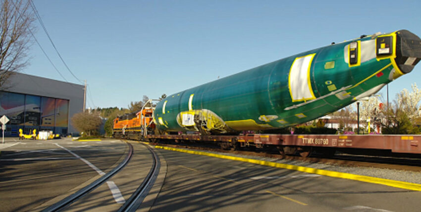 Anlieferung des Rumpfs per Zug