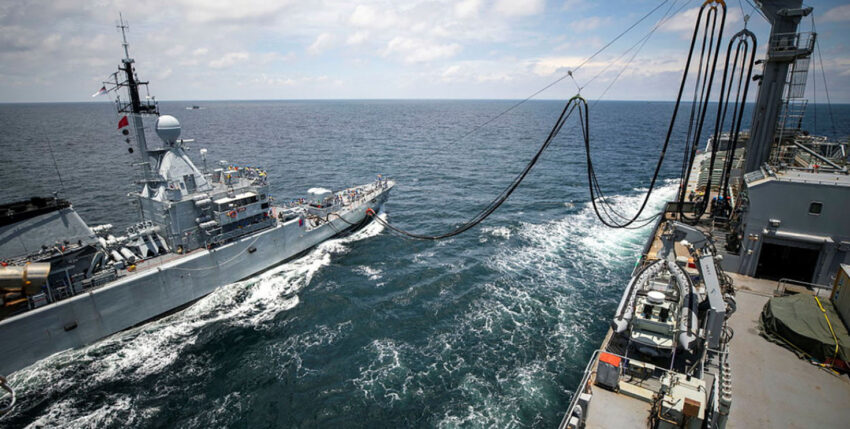 HMAS Sirius versorgt die malaysische Korvette Lekir
