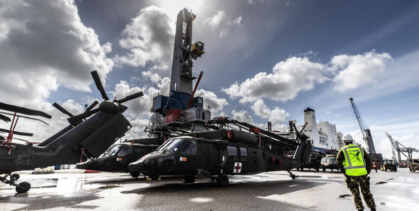 Amerikanische Hubschrauber vor der Verladung in Rotterdam