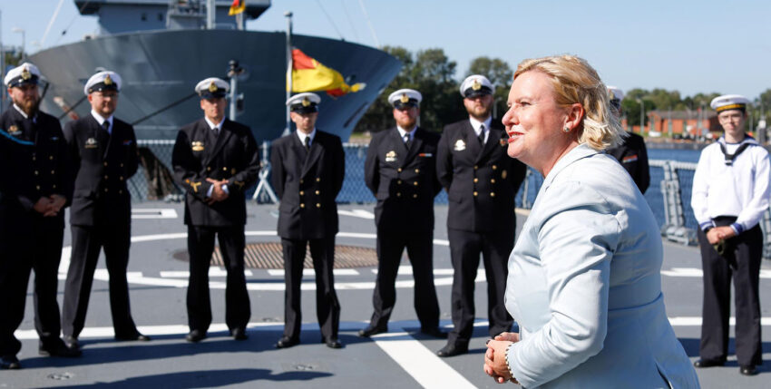 Eva Högl in conversation with marines