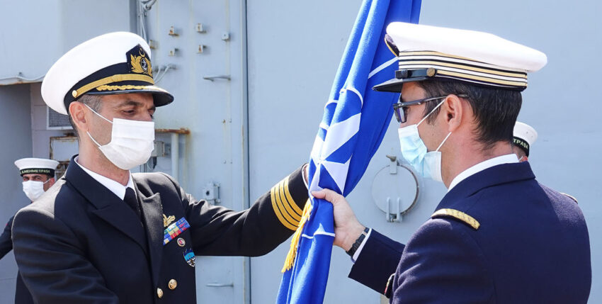 Capt. Yusuf Karagulle (l.) übergibt an Cdr. Gregory Guiran
