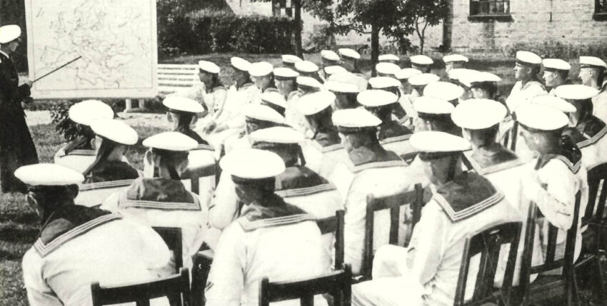 Soldaten beim Unterricht im Freien