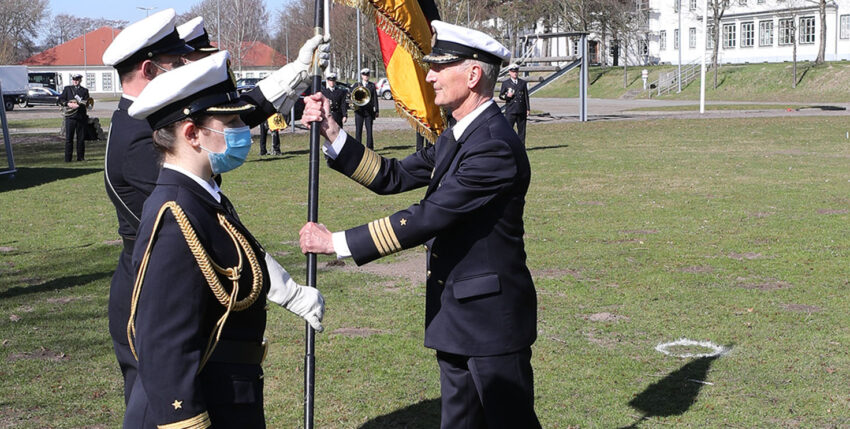 Kapitän zur See Matthias Kähler (r.)