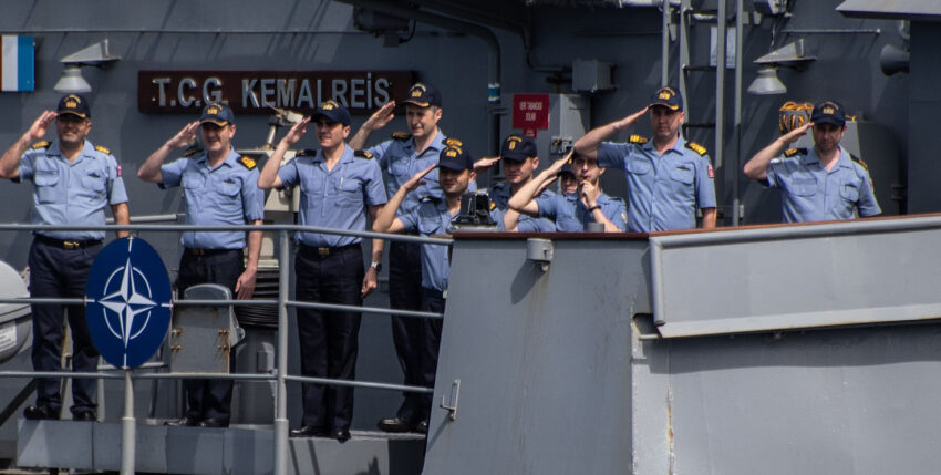 The crew of the Kemalreis says goodbye