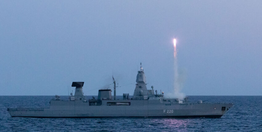 Fregatte Hamburg beim FK-Schuss