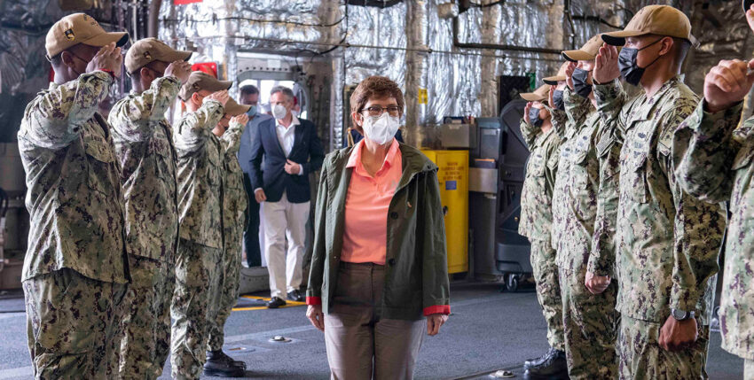 AKK zu Gast auf der USS Charleston