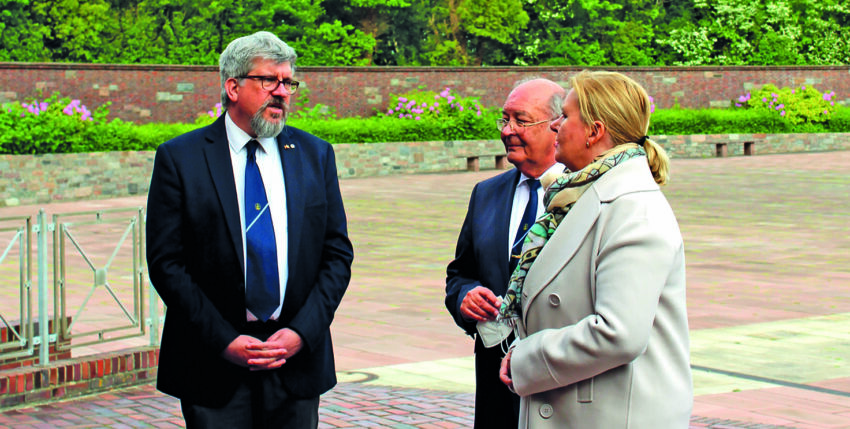 DMB historian Jann M. Witt (left) explains the history of the MEM to Eva Högl. In the centre DMB President Heinz Maurus