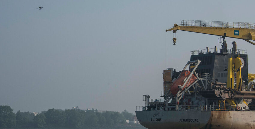 Drohne im Anflug auf ein Schiff