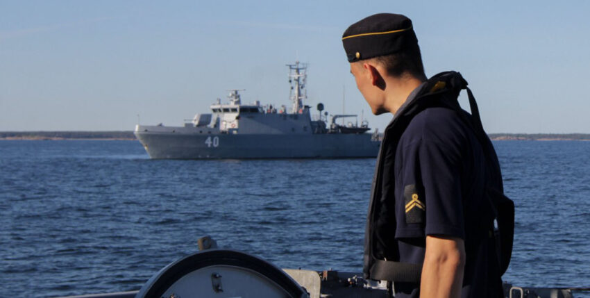 Finnischer Marineangehöriger, im Hintergrund der Minensucher KATANPÄÄ