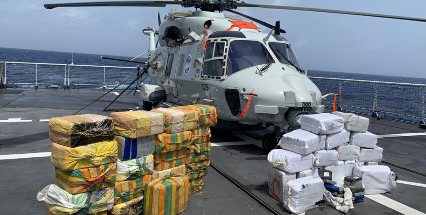 Beschlagnahmte Drogen auf dem Helodeck der HNLMS Holland