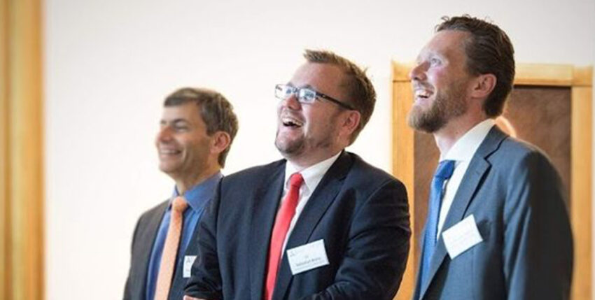 Dr. Sebastian Bruns (M.) und Johannes Peters (r.)