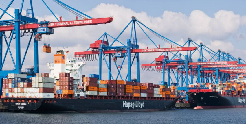 Schiffe von Hapag-Lloyd im Hamburger Hafen