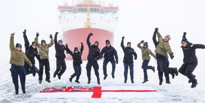 Schrei vor Glück: Besatzungsangehörige der Protector im Eis