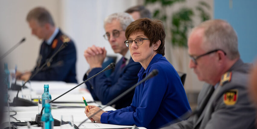 Staatssekretär Gerd Hoofe, Ministerin Kramp-Karrenbauer und Generalinspekteur Eberhard Zorn (v.l.)
