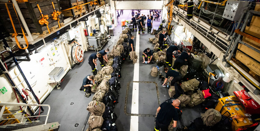 Französische Feuerwehrleute im Hangar der HNLMS Holland