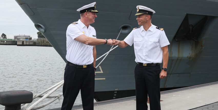 Flottillenadmiral Ralf Kuchler (r.) und der neue Kommandeur der Einsatzflottille 2, Flottillenadmiral Axel Schulz (l). Foto: Leon Rodewald