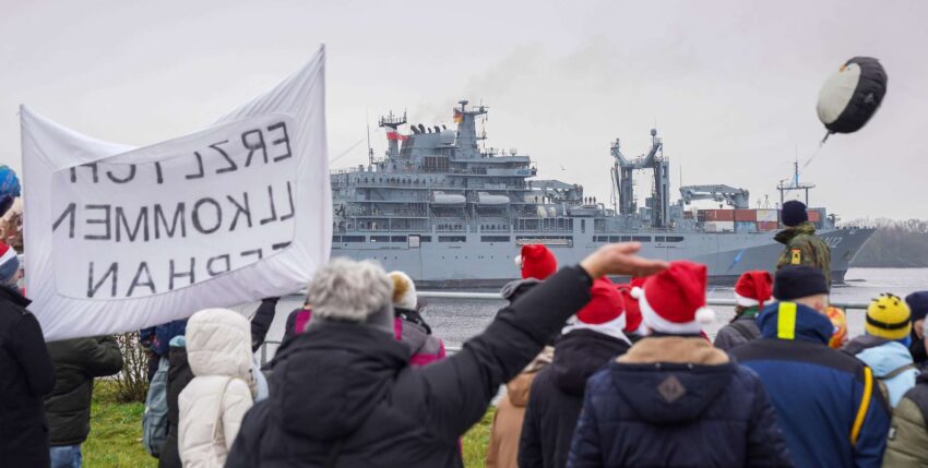 Zahlreiche Angehörige sehnten der Rückkehr ihrer Soldatinnen und Soldaten entgegen. Das Marinemusikkorps Willhelmshaven spielte zum Einlaufen. Bundeswehr/Leon Rodewald