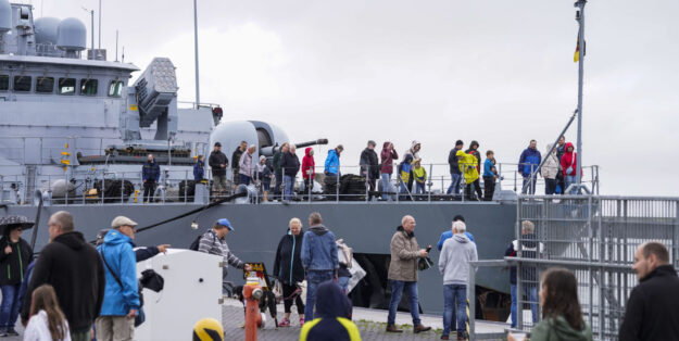 Tag der Offenen Tür in Wilhelmshaven am 31.07.25. Die Aussteller reichen von der Bundeswehr Feuerwehr, der Stützpunkttauchergruppe über das Open Ship auf der Fregatte "Bayern" und eine Vorstellung der Marineflieger mit einem Sea Lynx.
