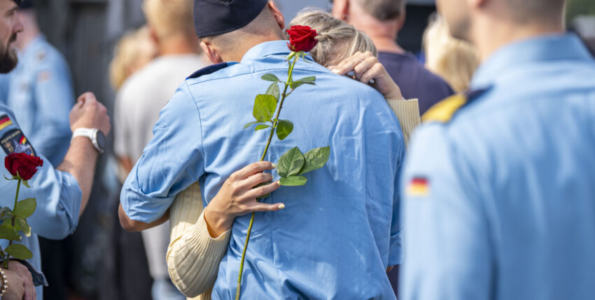 Nach knapp 7 Monaten lief die Fregatte "Sachsen", am Samstag den 25. Juli 2026 um 09:45 Uhr, unter dem Kommando von Fregattenkapitän Wolfgang Eckmüller aus dem NATO-EInsatz "Standing NATO Maritime Group 1"in Wilhelmshaven ein.