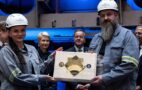Arbeiter der Peene Werft mit der Kiellegungsplatte Foto: BMVg