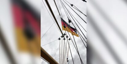 Foto: Die Formation der Blue Angels über der Gorch Fock. Deutsche Marine