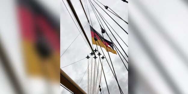 Foto: Die Formation der Blue Angels über der Gorch Fock. Deutsche Marine
