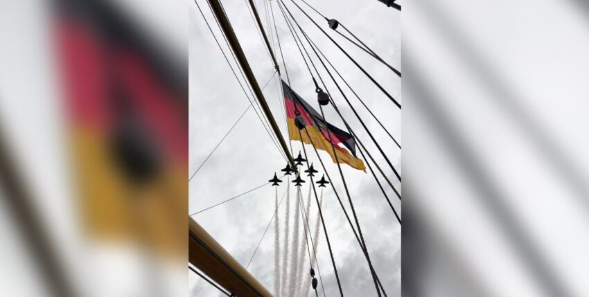 Foto: Die Formation der Blue Angels über der Gorch Fock. Deutsche Marine