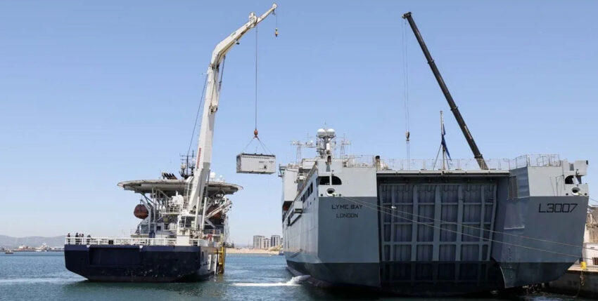 Foto: HMS Stirling Castle, RFA Lyme Bay beim Transfer in Gibraltar. Royal Navy/Crown Copyright