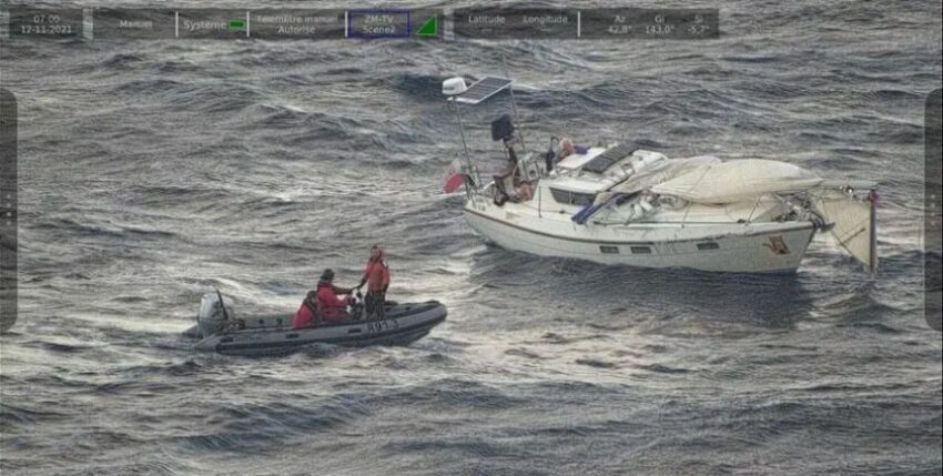 Single-handed sailor off Toulon is spotted by crew CHARLES DE GAULLE after collision © premarmed / marine nationale