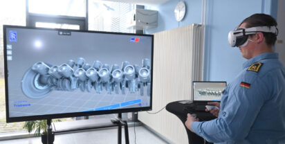Marinetechnikschule Parow. Detailansicht von Baugruppen ermöglicht Diagnose und Reparatur. Bild: Bw/BAAINBw