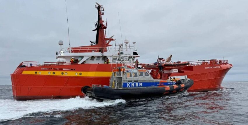 KNRM vessel "Joke Dijkstra" alongside the "Glomar Venture" - evacuation of two injured crew members. Photo: KNRM