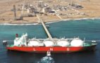 Gastanker vor einem LNG-Terminal. Bild: Oman LNG