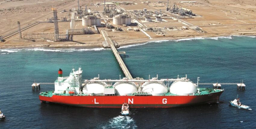 Gastanker vor einem LNG-Terminal. Bild: Oman LNG