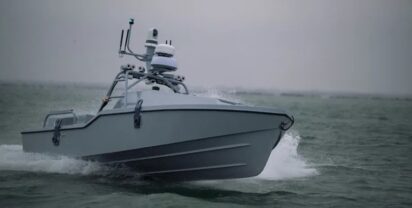Foto: Drohnenboot rettet Helikopterbesatzung. SARONIC