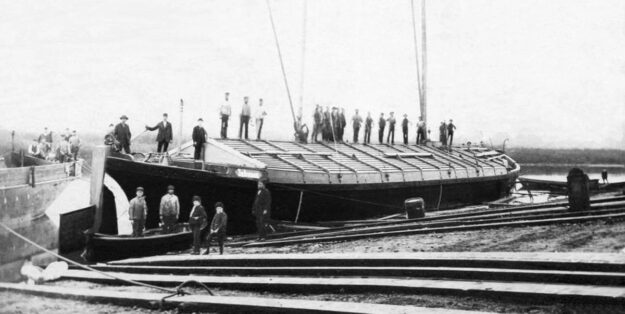 Foto: Schleppkahn JOHANNA ist Bau-Nr.1. Hitzler-Werft