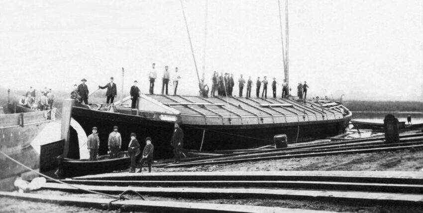 Foto: Schleppkahn JOHANNA ist Bau-Nr.1. Hitzler-Werft