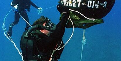 Explosive Ordnance Disposal (EOD) Divers (Kampfmittelbeseitiger) entschärfen Ankertaumine. Foto: U.S. Navy