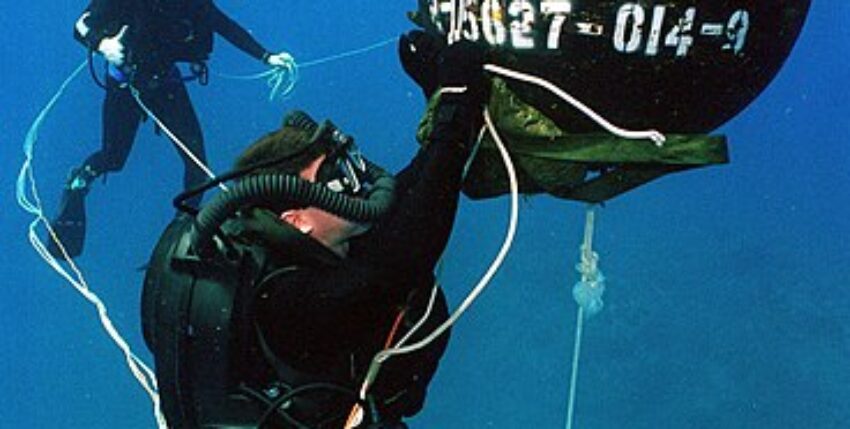 Explosive Ordnance Disposal (EOD) Divers defuse anchor mines. Photo: U.S. Navy